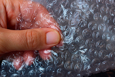 jugar con el plástico de burbujas para combatir el estrés