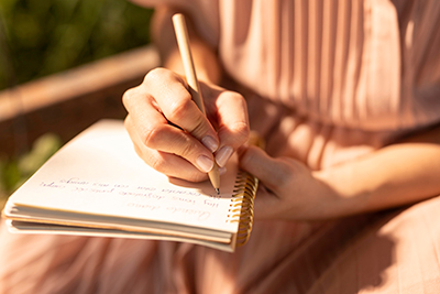 escribir y leer afirmaciones para mejorar tu productividad en el trabajo