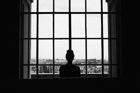 mujer mirando por la ventana
